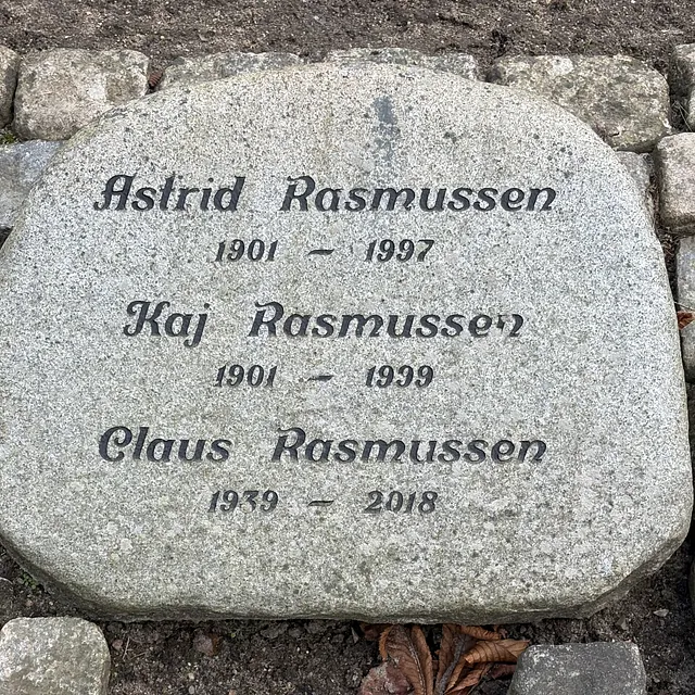 Kaj Rasmussens gravssten (øst for kirkens kor)