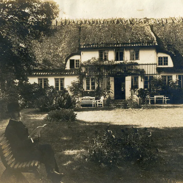 Pastor Hans Ferdinand Poulsen i præstegårdens have