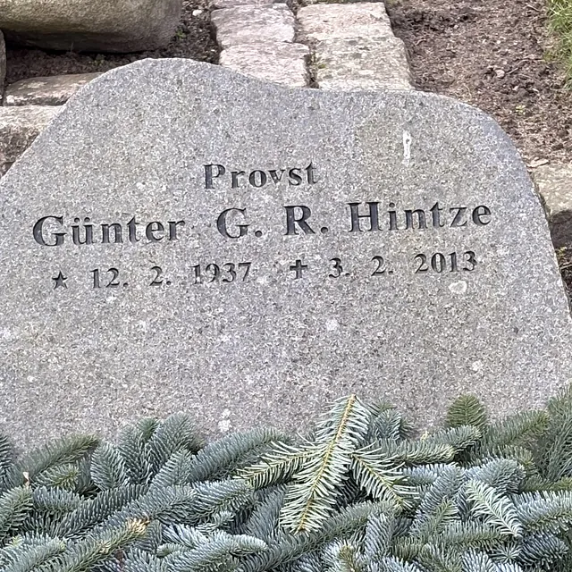 Günter Hintzes gravsten (øst for kirkens kor)